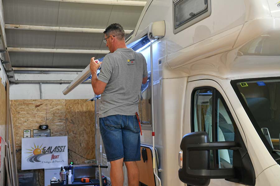 Installazione verandini e tendalini per camper