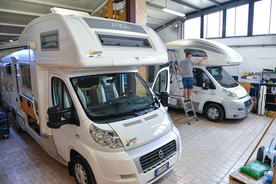 Installazione e sistemazioni scocca e finestre per camper