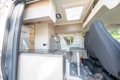 interno con vista sulla cucina e sulla dinette del camper a noleggio a Lugo